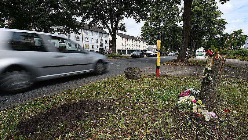 Blumen und Kerzen liegen im nördlichen Ortsteil Lüssum von Bremen nach einem tödlichen Verkehrsunfall an der Unfallstelle. Blumen und Kerzen liegen im nördlichen Ortsteil Lüssum von Bremen nach einem tödlichen Verkehrsunfall an der Unfallstelle.
