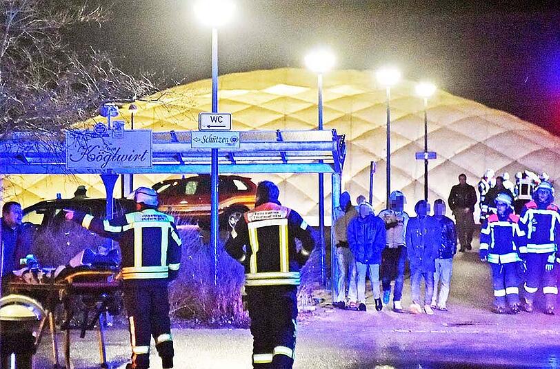 Am Dienstagabend beschädigte der Sturm eine Traglufthalle in Taufkirchen. In der Einrichtung sind aktuell über 220 Asylbewerber untergebracht.