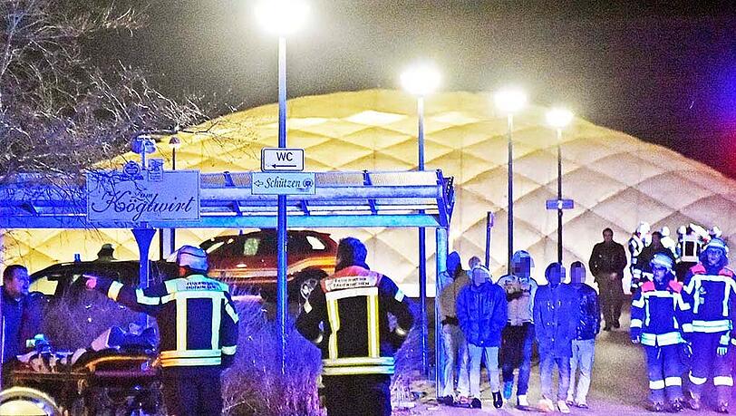Am Dienstagabend beschädigte der Sturm eine Traglufthalle in Taufkirchen. In der Einrichtung sind aktuell über 220 Asylbewerber untergebracht. Am Dienstagabend beschädigte der Sturm eine Traglufthalle in Taufkirchen. In der Einrichtung sind aktuell über 220 Asylbewerber untergebracht.