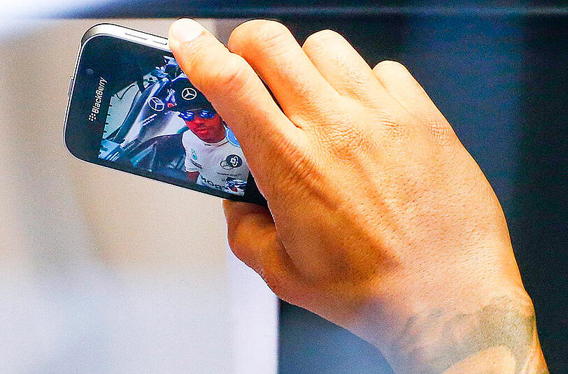 Ausgebremst: Lewis Hamilton darf im Formel-1-Fahrerlager nicht mehr filmen.