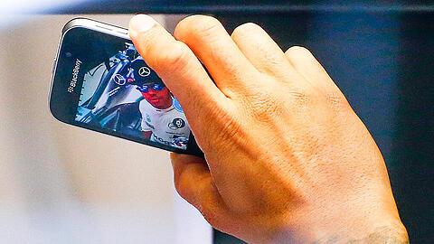 Ausgebremst: Lewis Hamilton darf im Formel-1-Fahrerlager nicht mehr filmen.