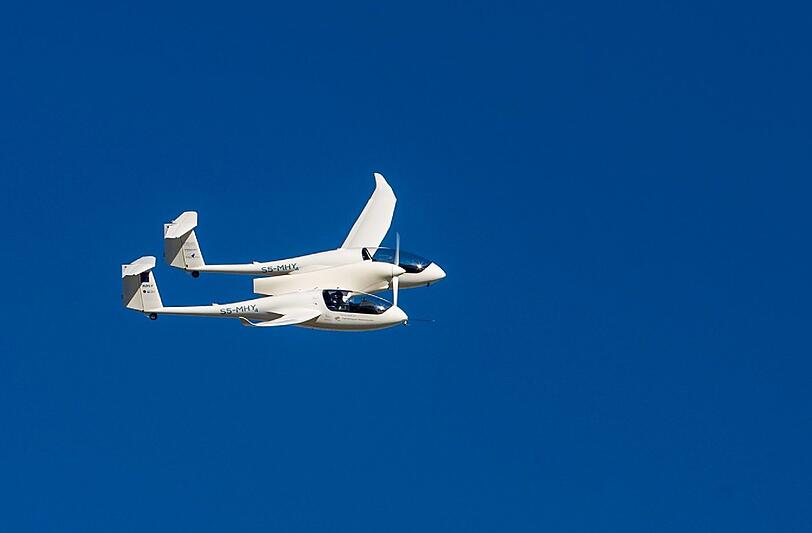 Futuristisch in Design und Antriebstechnik: Das Brennstoffzellenflugzeug HY4 bei seiner Weltpremiere am Himmel über Stuttgart. Foto: Christoph Schmidt