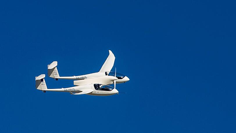 Futuristisch in Design und Antriebstechnik: Das Brennstoffzellenflugzeug HY4 bei seiner Weltpremiere am Himmel über Stuttgart. Foto: Christoph Schmidt Futuristisch in Design und Antriebstechnik: Das Brennstoffzellenflugzeug HY4 bei seiner Weltpremiere am Himmel über Stuttgart. Foto: Christoph Schmidt