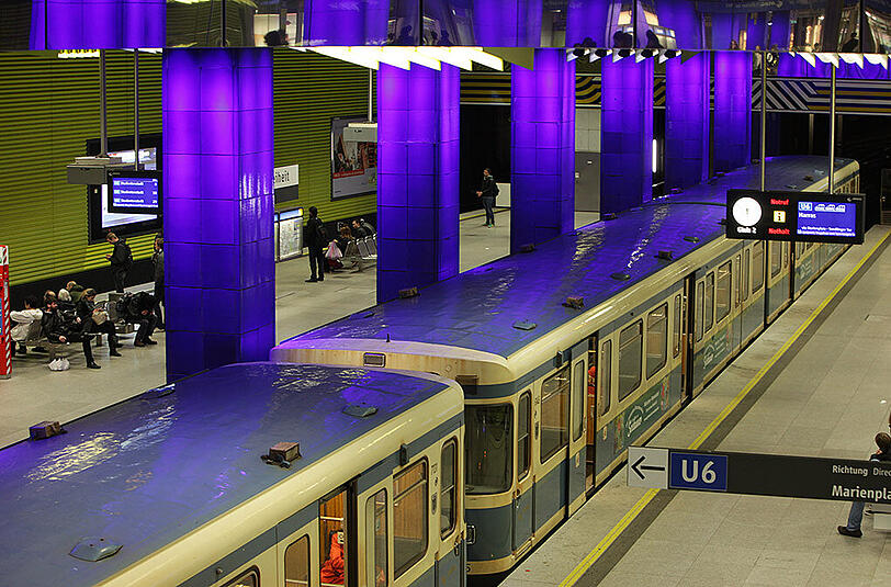 Blauschimmrig: der U-Bahnhof unterhalb des Platzes.