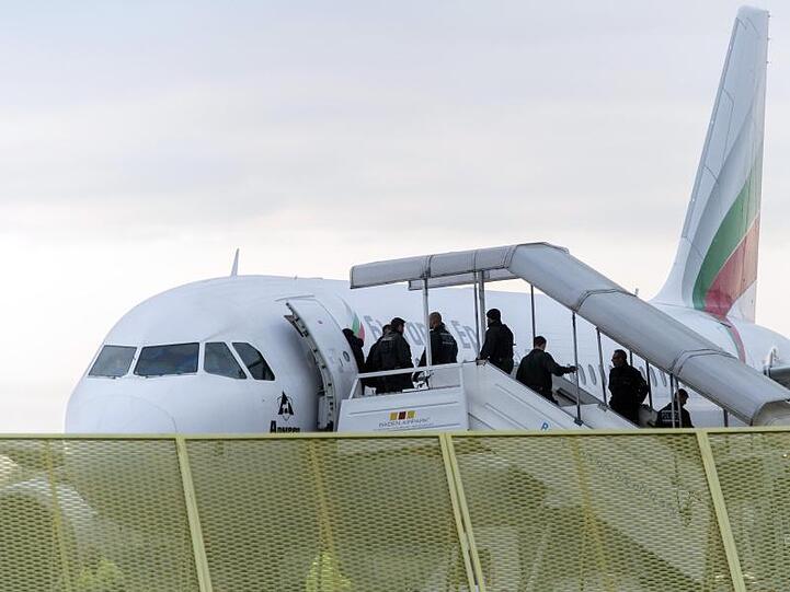 Abgelehnte Asylbewerber steigen am Baden-Airport in Rheinmünster während einer Sammelabschiebung in ein Flugzeug.