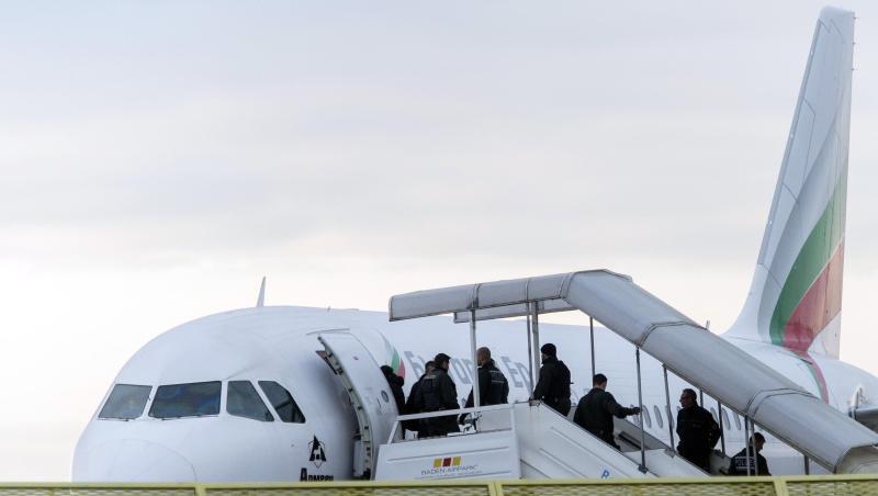 Abgelehnte Asylbewerber steigen am Baden-Airport in Rheinmünster während einer Sammelabschiebung in ein Flugzeug. Abgelehnte Asylbewerber steigen am Baden-Airport in Rheinmünster während einer Sammelabschiebung in ein Flugzeug.
