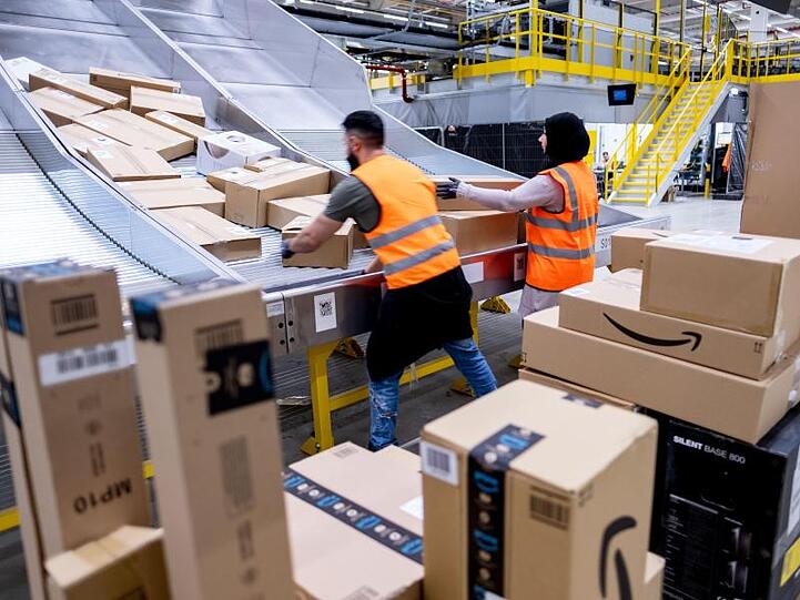 Mitarbeiter des Paketversenders Amazon sortieren Pakete im Sortierzentrum in Garbsen.