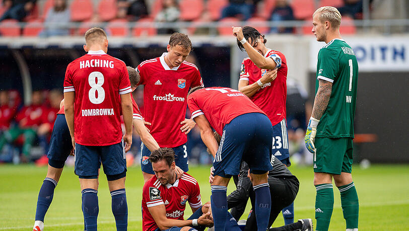 Trost von den Mitspielern für den Hachinger Käpt'n: Josef "Seppi" Welzmüller hält sich das kaputte Knie, will gar nicht hinschauen.