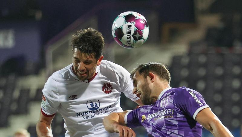 Nürnbergs Lukas Mühl und Ken Reichel aus Osnabrück (l-r.) im Zweikampf um den Ball.