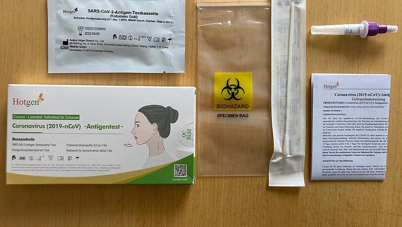 So sieht das ausgepackte Mini-Labor aus. Hotgen hat auch an das Tütchen für das Wattestäbchen gedacht.