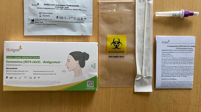 So sieht das ausgepackte Mini-Labor aus. Hotgen hat auch an das Tütchen für das Wattestäbchen gedacht.