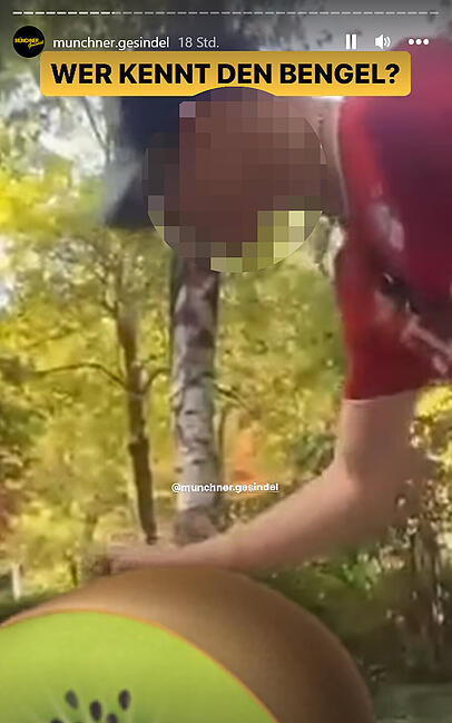 Hier drückt einer der Täter eine Zigarette am Opfer aus. In den Videoclips auf Instagram wurden die Opfer bereits zensiert – hier mit einer Kiwi. Hier drückt einer der Täter eine Zigarette am Opfer aus. In den Videoclips auf Instagram wurden die Opfer bereits zensiert – hier mit einer Kiwi.