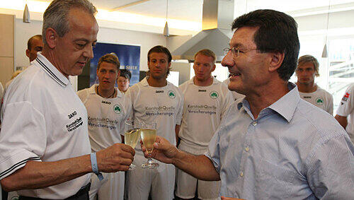 Ein Gläschen auf den großen Coup: Fürths Chef Helmut Hack (r.) und KQV-Vorstand Peter M. Endres freuen sich auf den VfL Wolfsburg. Ein Gläschen auf den großen Coup: Fürths Chef Helmut Hack (r.) und KQV-Vorstand Peter M. Endres freuen sich auf den VfL Wolfsburg.
