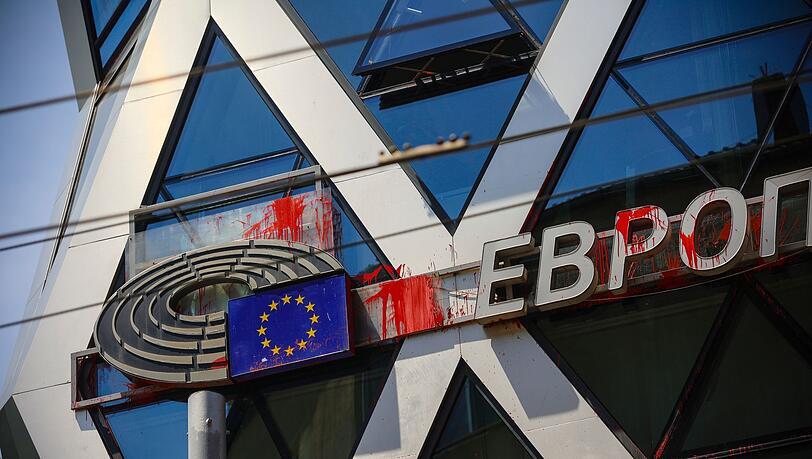 Spuren roter Farbbeutel am Gebäude von EU-Parlament und EU-Kommission in Sofia - Urheber waren prorussische Demonstranten.