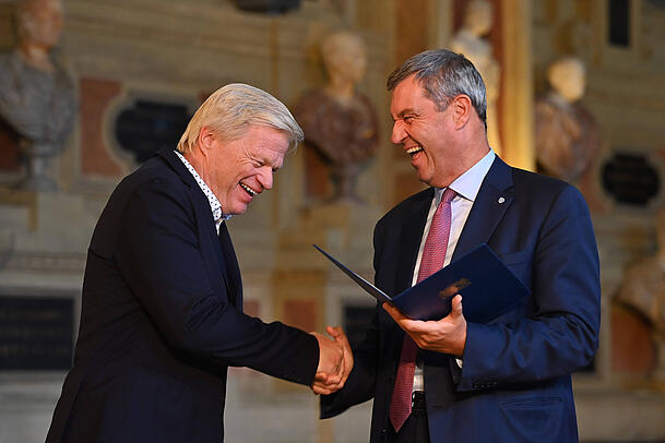 Oliver Kahn mit Markus Söder bei der Verleihung in der Münchner Residenz. Oliver Kahn mit Markus Söder bei der Verleihung in der Münchner Residenz.
