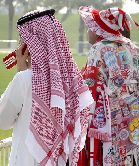 Fans am Spielfeldrand der ASPIRE Academy for Sports Excellence.
