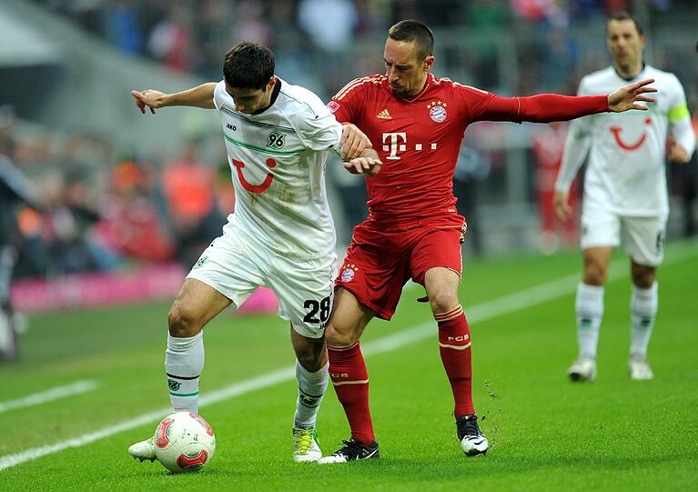 FRANK RIBERY: Note 2. Die Rippen, mon dieu! Hielt sich wegen seiner Prellung anfangs zurück, zu seinem Glück spielte Gegenspieler Cherundolo körperlos. Beim 3:0 konnte er dann gar nicht anders, als nach Müller-Vorlage einzuschieben. Viertes Saisontor, zum dritten Mal mit links. In der zweiten Halbzeit dann schon wieder ganz der Alte. Meiste Ballkontakte (97), meiste Torschüsse (5).