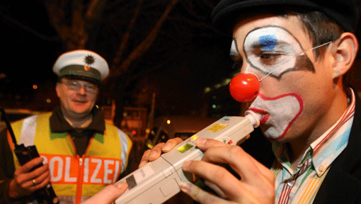 Tausende Narren wurden auch in dieser Faschingssaison von der Polizei auf Alkohol und Drogen kontrolliert. (Archivbild) Tausende Narren wurden auch in dieser Faschingssaison von der Polizei auf Alkohol und Drogen kontrolliert. (Archivbild)