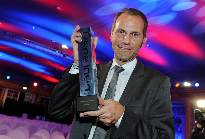Matthias Christian Brügelmann, Chefredakteur von Sport Bild mit seinem Preis. Sport Bild wurde mit dem Laureus Medien Preis in der Kategorie "Spirit of Laureus Print" ausgezeichnet.
