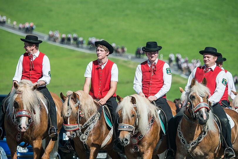 Die Prozession mit rund 900 Reitern zählt zu den ältesten bayerischen Brauchtumsveranstaltungen. Bei dem Bittgang im Sattel von prächtig geschmückten Pferden pilgern die "Mannerleut" von Kötzting zur rund sieben Kilometer entfernten Nikolauskirche in Steinbühl. Die Bilder!