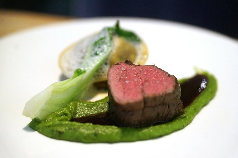 Der 4. Gang: Zweierlei vom Kalb: pochiertes Kalbsfilet, Ravioli von der Haxe. Auberginenpüree, Petersilienwurzelcreme