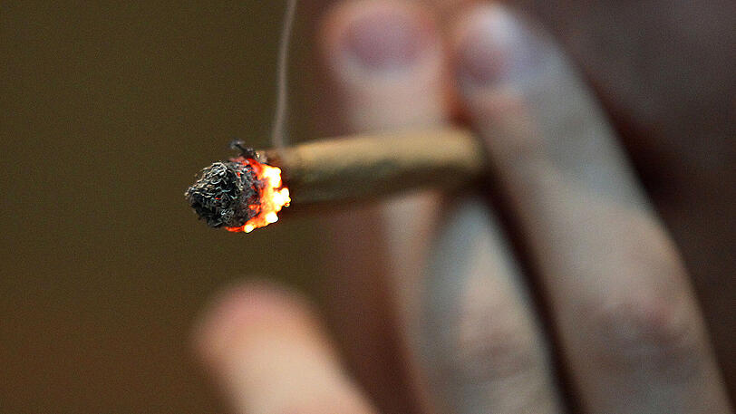 Symbolbild Drogen Cannabis Marihuana Kiffen Joint Kiffer