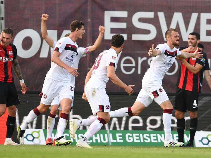 Der 1. FC Nürnberg feierte in Wiesbaden einen wichtigen Kantersieg.
