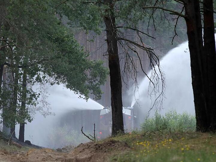 Ein Wasserwerfer der Bundespolizei spritzt Löschwasser in der Nähe der Ortschaft Alt Jabel auf Glutnester in einem abgebrannte Waldstück.