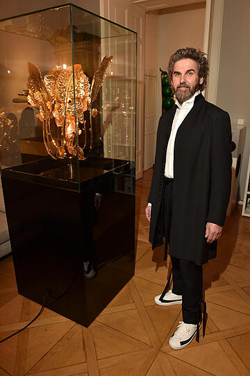 Künstler Hermann Nachbaur darf die erste Ausstellung seit dem Tod von Dirk G. Kronsbein präsentieren.