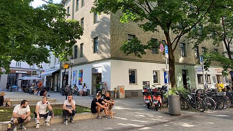 Kaum zu glauben, dass dieses Wohn-Eckhaus am quirligen Wedekindplatz in Altschwabing nun schon acht Jahre (fast) unbewohnt ist. Jetzt schaut’s so aus, als ob bald wieder Leben einziehen kann.