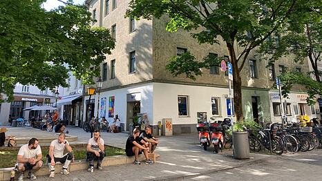 Kaum zu glauben, dass dieses Wohn-Eckhaus am quirligen Wedekindplatz in Altschwabing nun schon acht Jahre (fast) unbewohnt ist. Jetzt schaut’s so aus, als ob bald wieder Leben einziehen kann.