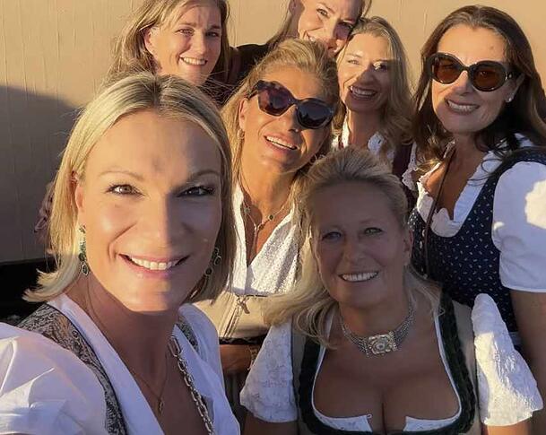 Maria Riesch feiert mit Freundinnen einen gemütlichen Nachmittag auf dem Oktoberfest. Maria Riesch feiert mit Freundinnen einen gemütlichen Nachmittag auf dem Oktoberfest.