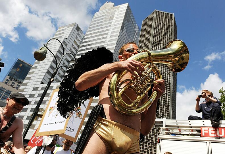 Fantasievoll bekleidet feiern am Samstag die Teilnehmer auf der Parade zum Christopher Street Day (CSD) in Berlin.