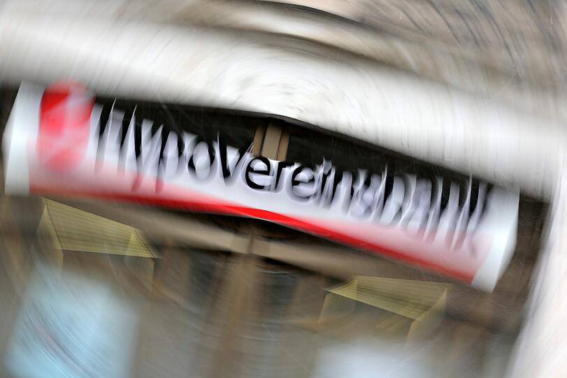 Aktienhändler der Bank und ein großer Kunde sollen durch Tricks
bei den Dividendenzahlungen den Staat um knapp 124 Millionen Euro
betrogen haben.