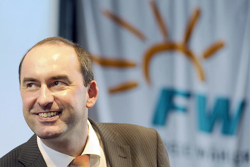Der Freisprecher: &bdquo;Red&rsquo; Deutsch&ldquo;, schallte es ihm bei seiner ersten Rede aus der CSU entgegen. Hubert Aiwanger, Niederbayer und Chef der Freien Wähler, wurde zum personifizierten &bdquo;Opfesaft&ldquo;. Inzwischen sind die Abgeordneten neidisch. Aiwanger ist der einzige, der ohne Manuskript auf eine Regierungserklärung Seehofers kontern kann.