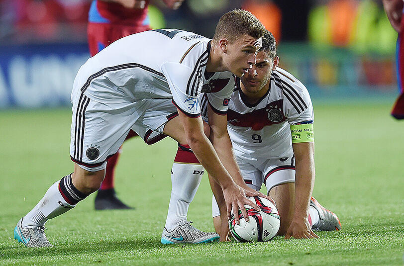 Freistoß-Vorbereitung: Neu-Bayer Joshua Kimmich und Kapitän Kevin Volland (hinten) im EM-Spiel der U21 gegen Tschechien (1:1).
