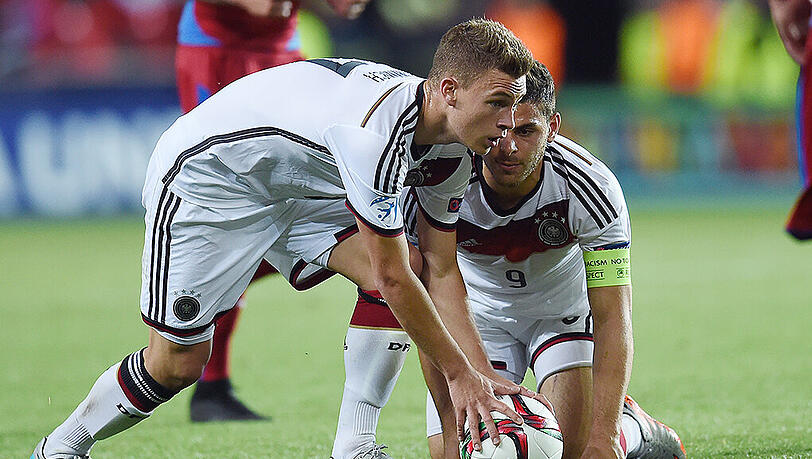 Freistoß-Vorbereitung: Neu-Bayer Joshua Kimmich und Kapitän Kevin Volland (hinten) im EM-Spiel der U21 gegen Tschechien (1:1). Freistoß-Vorbereitung: Neu-Bayer Joshua Kimmich und Kapitän Kevin Volland (hinten) im EM-Spiel der U21 gegen Tschechien (1:1).