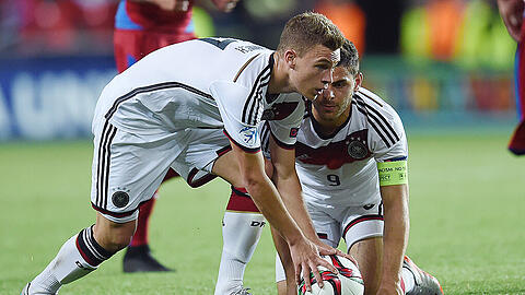 Freistoß-Vorbereitung: Neu-Bayer Joshua Kimmich und Kapitän Kevin Volland (hinten) im EM-Spiel der U21 gegen Tschechien (1:1).