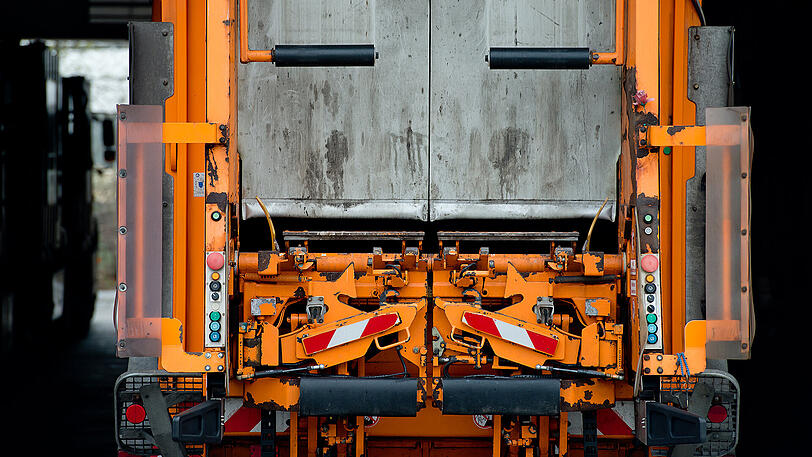 Das Müllauto quetschte den Arbeiter zwischen Auto und Trittbrett ein.