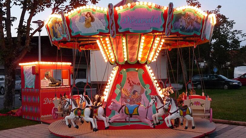 Schweine-Ritt: Über 70 Jahre alt ist das Nostalgiekinderkarussell von Markus Dörwald. Entsprechend findet es heuer auch seinen Platz auf der Oidn Wiesn. Reiten auf rosa Schweinderln und Holzpferden &ndash; alles noch wie 1948.