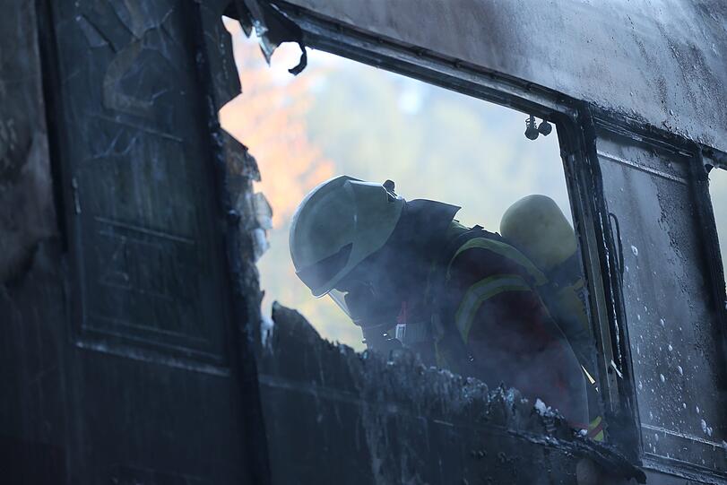 Großeinsatz auf der wichtigen Bahnstrecke Frankfurt-Köln: Teile eines ICE-Zuges geraten in Brand.