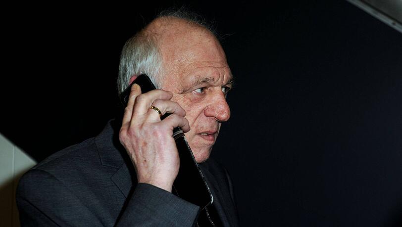 Manfred Weßels glaubt nicht, dass es eine Beziehung zwischen seinem Sohn und Laura Müller gibt. Manfred Weßels glaubt nicht, dass es eine Beziehung zwischen seinem Sohn und Laura Müller gibt.