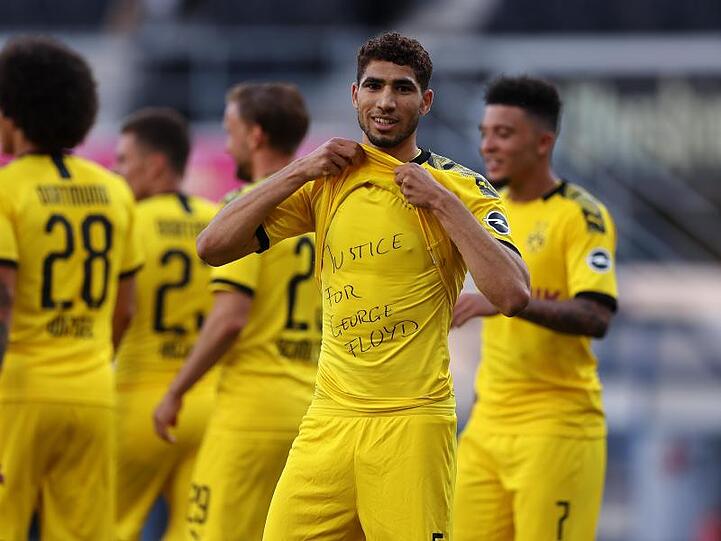 Auch Dortmunds Achraf Hakimi zeigt ein Shirt mit dem Schriftzug "Justice for George Floyd".