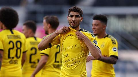 Auch Dortmunds Achraf Hakimi zeigt ein Shirt mit dem Schriftzug "Justice for George Floyd".