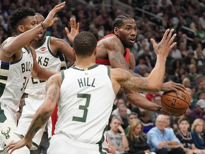 Kawhi Leonard (r) setzt sich gleich gegen drei Gegenspieler durch.