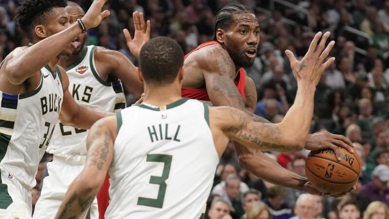 Kawhi Leonard (r) setzt sich gleich gegen drei Gegenspieler durch. Kawhi Leonard (r) setzt sich gleich gegen drei Gegenspieler durch.