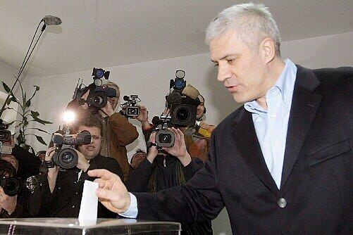 Der serbische Präsident Boris Tadic bei der Stimmabgabe