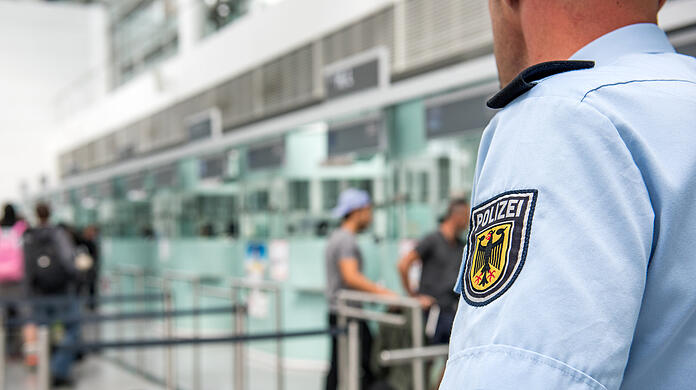 Lange hat es gedauert, doch jetzt gab es endlich einen Erfolg: Die Bundespolizei am Flughafen München konnte am Dienstag einen lang gesuchten Straftäter festnehmen. (Symbolbild)