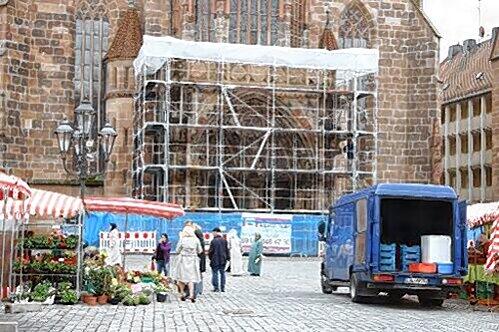 Das Portal der Frauenkirche am Hauptmarkt ist eingerüstet.