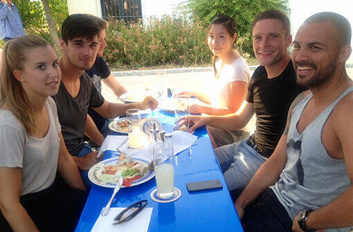 Die Löwen Christopher Schindler (links), sowie Dominik Stahl und Andreas Neumeyer beim Grillabend.